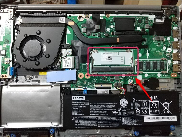 Lenovo IdeaPad Slim 350(AMD Ryzen 3 4300Uモデル)内部の目隠し板を外し、メモリスロットが現れる