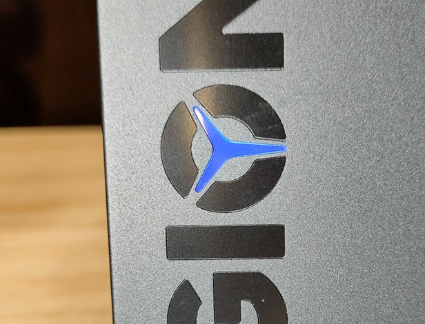 Lenovo Legion750iの背面側のロゴ部分も色が変わる2色目