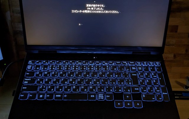 Lenovo Ideapad Gaming 370(AMD)のキーボードが光った姿(RGBキーボードではない)