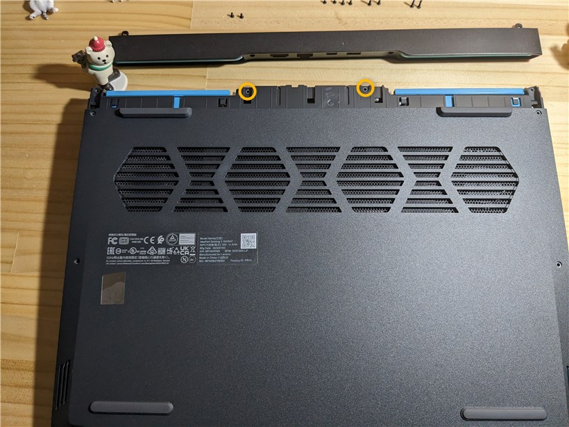 Lenovo Ideapad Gaming 370(AMD)のネジとコの字パネルを外したとこ
